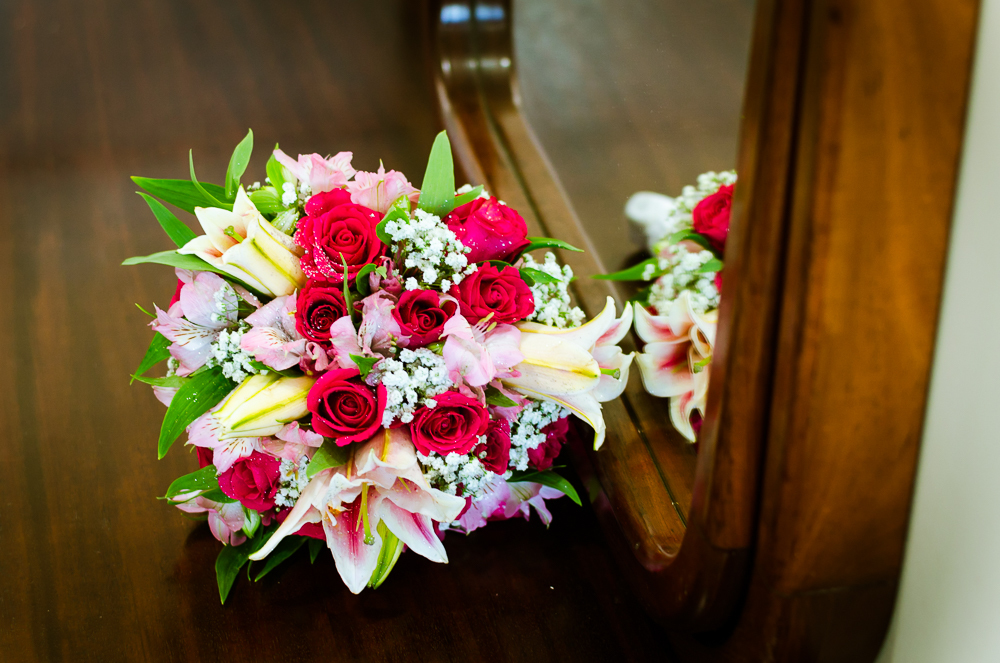 Foto do ensaio making ok na noiva no salão de beleza Centher Hair no dia da noiva fazendo o penteado e maquiagem. Detalhe do bouquet, buquê de flores naturais vermelhas e amarelas. Em Santa Maria, RS