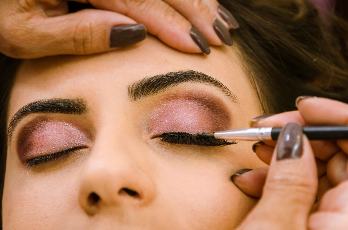 Fotografia do ensaio de Making Of da noiva no Salão de Beleza no Dia da Noiva fazendo o penteado e maquiagem em Barueri, no dia do casamento em Cajamar, SP