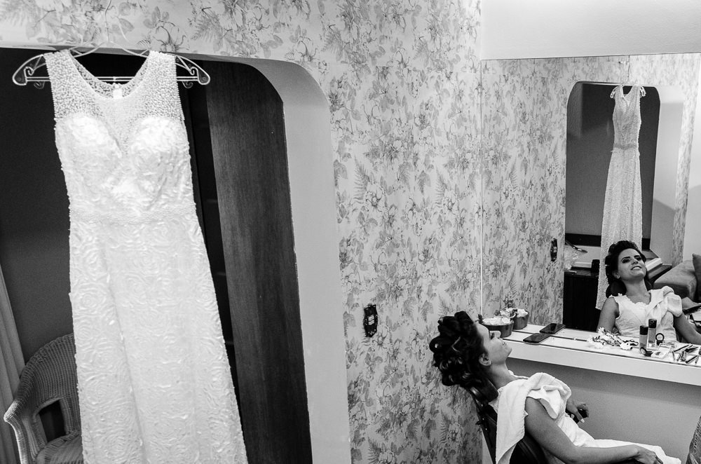 Fotografia do ensaio de Making Of da noiva no Salão de Beleza em Preto e Branco, PB, WB, no Dia da Noiva fazendo o penteado e maquiagem em Barueri, no dia do casamento em Cajamar, SP