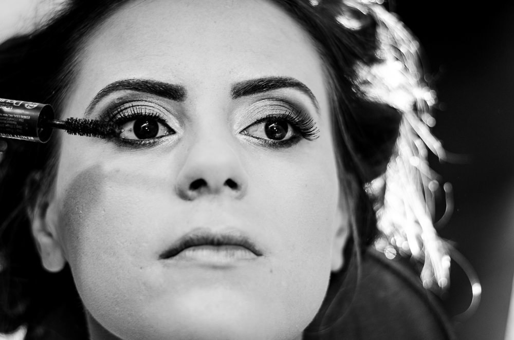 Fotografia do ensaio de Making Of da noiva no Salão de Beleza em Preto e Branco, PB, WB, no Dia da Noiva fazendo o penteado e maquiagem em Barueri, no dia do casamento em Cajamar, SP