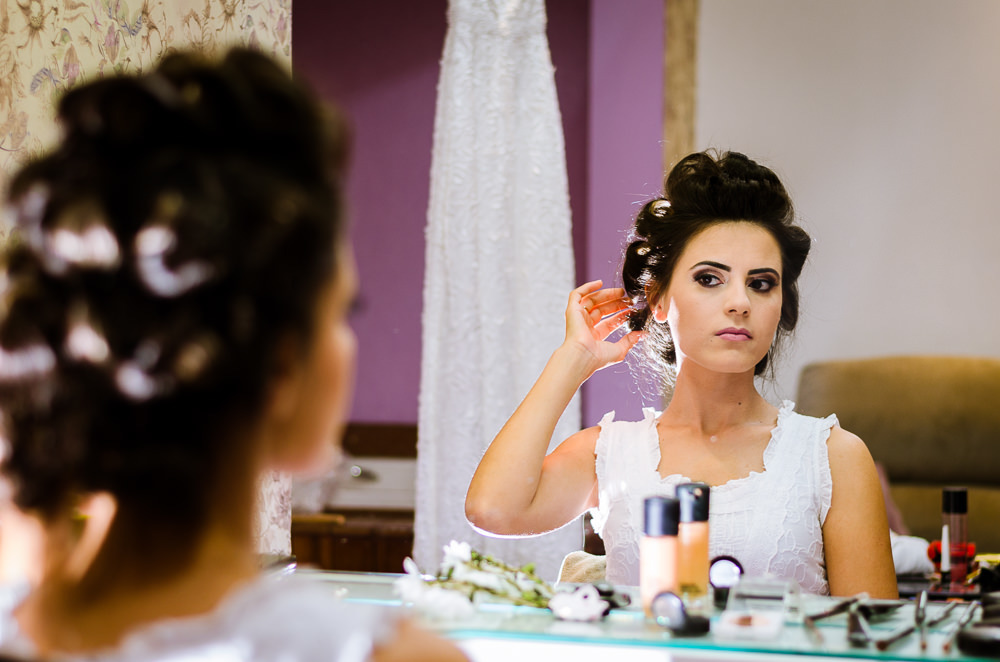 Fotografia do ensaio de Making Of da noiva no Salão de Beleza no Dia da Noiva fazendo o penteado e maquiagem em Barueri, no dia do casamento em Cajamar, SP