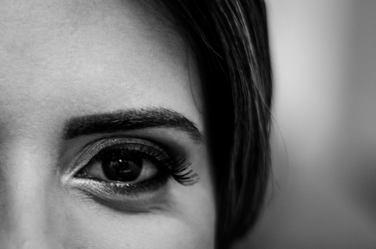 Fotografia do ensaio de Making Of da noiva no Salão de Beleza em Preto e Branco, PB, WB, no Dia da Noiva fazendo o penteado e maquiagem em Barueri, no dia do casamento em Cajamar, SP