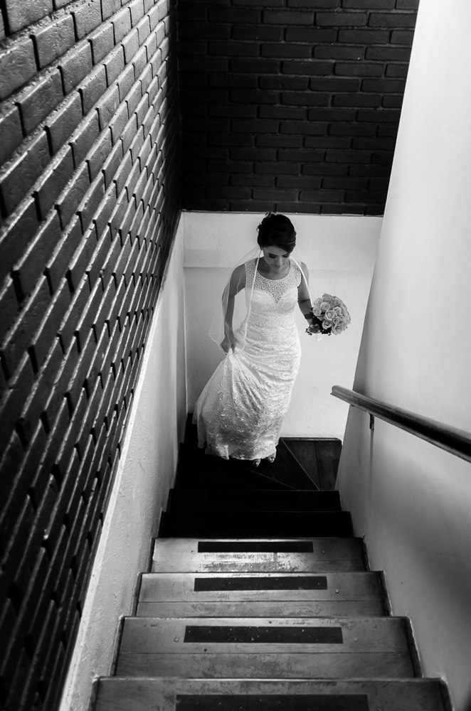 Fotografia do ensaio de Making Of da noiva no Salão de Beleza em Preto e Branco, PB, WB, no Dia da Noiva fazendo o penteado e maquiagem em Barueri, já de vestido de noiva branco, e bouquet, buquê no dia do casamento em Cajamar, SP