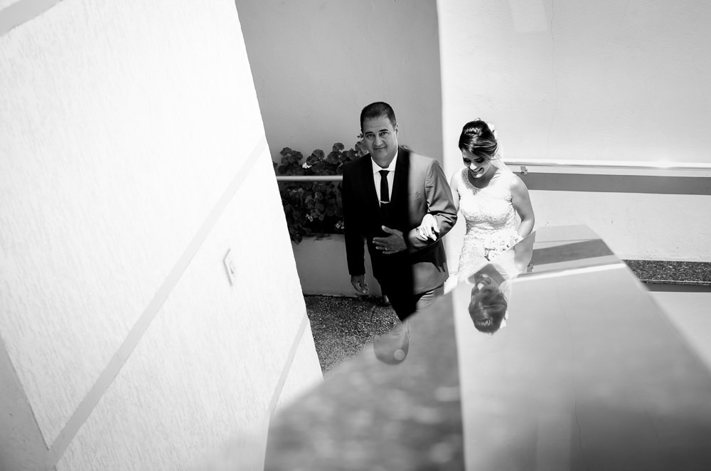 Fotografia da noiva de vestido branco indo para cerimônia de casamento com o pai em Cajamar, SP