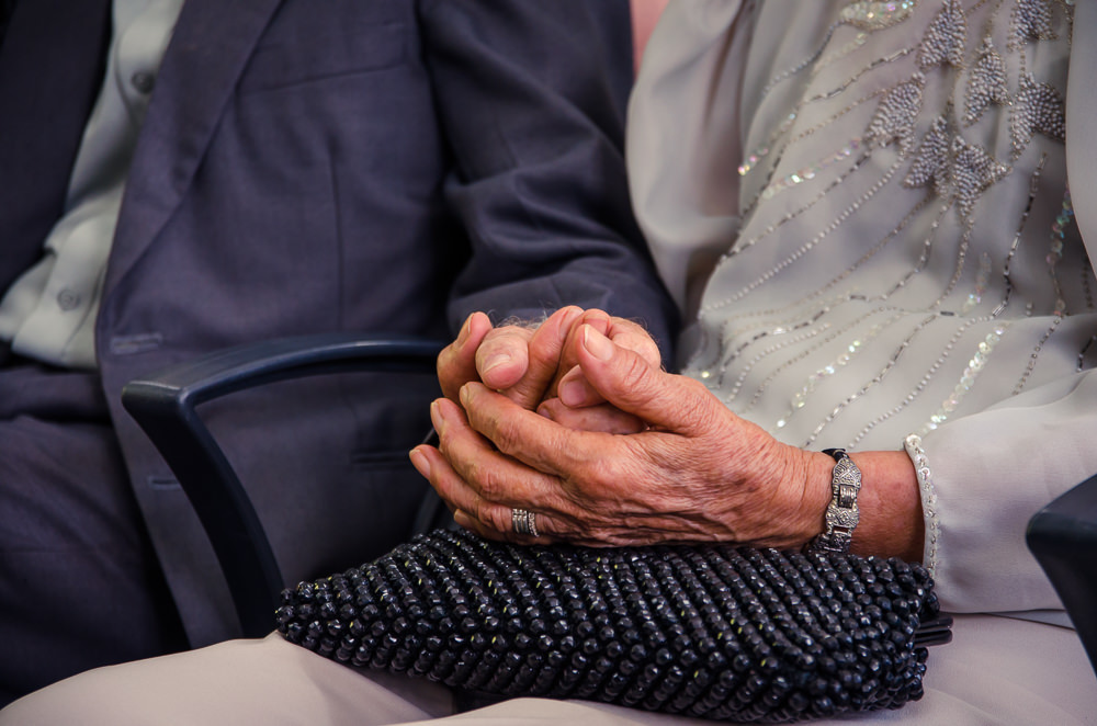 Fotografia na cerimônia de casamento do casal de convidados idosos de mãos dadas em Cajamar, São Paulo