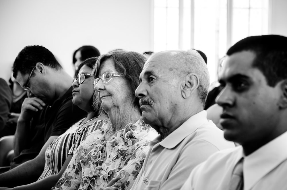 Fotografia dos convidados da noiva e do noivo da cerimonia de casamento em destaque os avós, do noivo assistindo ao discurso de casamento em Cajamar, Sâo Paulo
