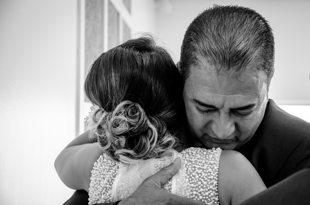 Fotografia em Preto e Branco, PB, WB, após a cerimônia de casamento do pai da noiva abraçando a filha com muito carinho em Cajamar, São Paulo