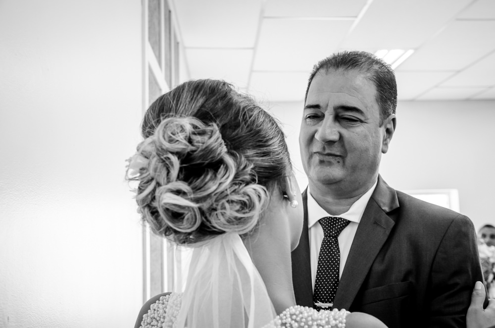 Fotografia em Preto e Branco, PB, WB, após a cerimônia de casamento do pai da noiva abraçando a filha com muito carinho em Cajamar, São Paulo
