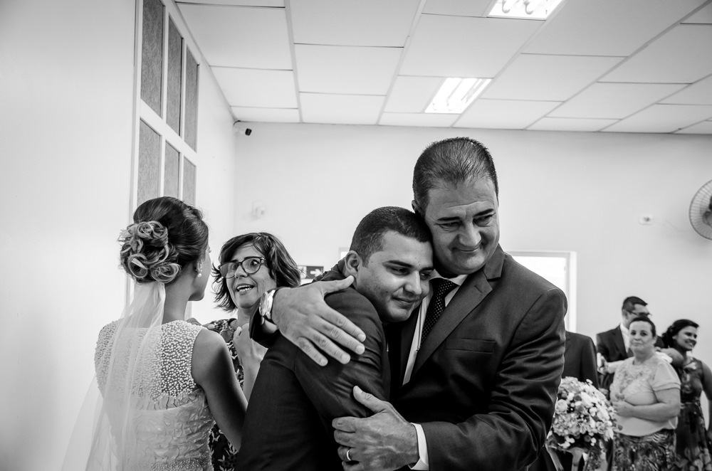 Foto dos noivos em Preto e Branco, PB, WB, dos pais da noiva abraçando o noivo e a noiva em Cajamar, São Paulo