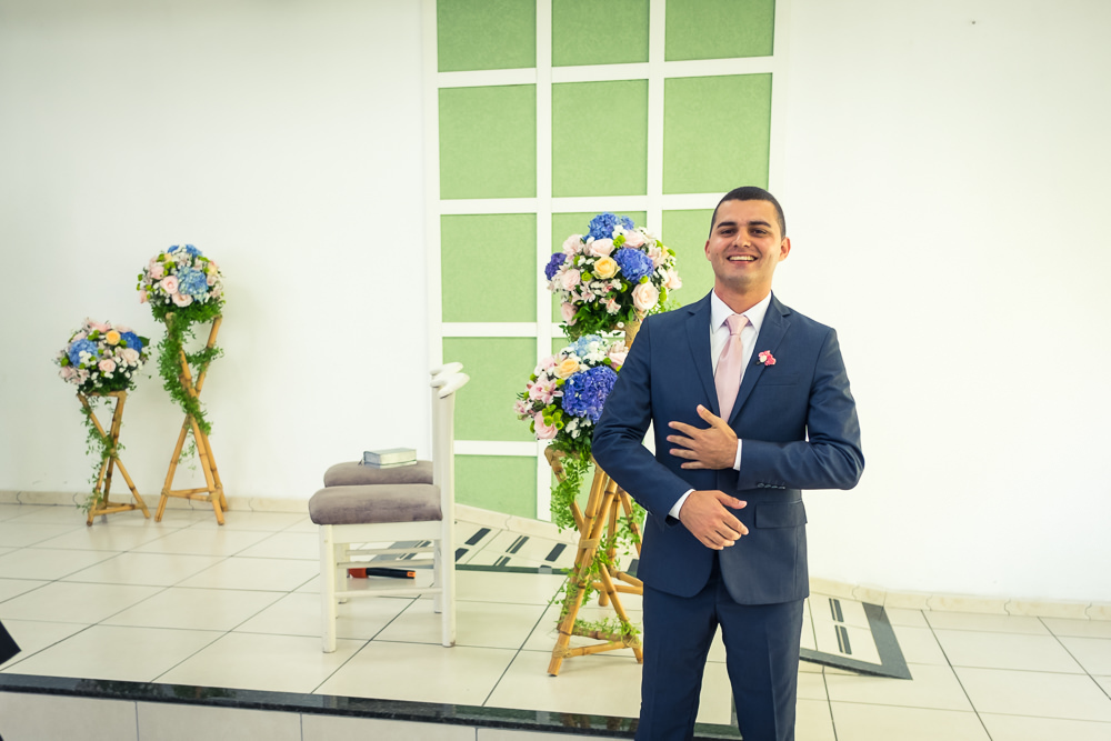 Fotografia do noivo na entrada da noiva para cerimônia de casamento com o pai em Cajamar, São Paulo