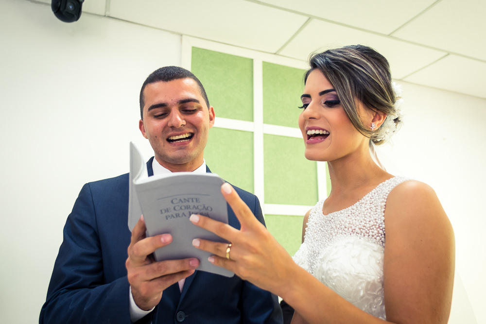 Fotografia da cerimônia de casamento dos convidados do noivo e da noiva, noivos, todos cantando o cântico, em Cajamar, São Paulo