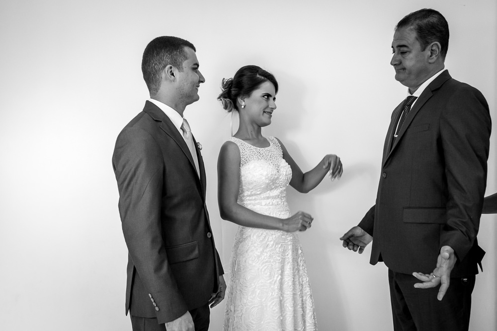 Fotografia em Preto e Branco, PB, WB, após a cerimônia de casamento do pai da noiva abraçando a filha com muito carinho em Cajamar, São Paulo