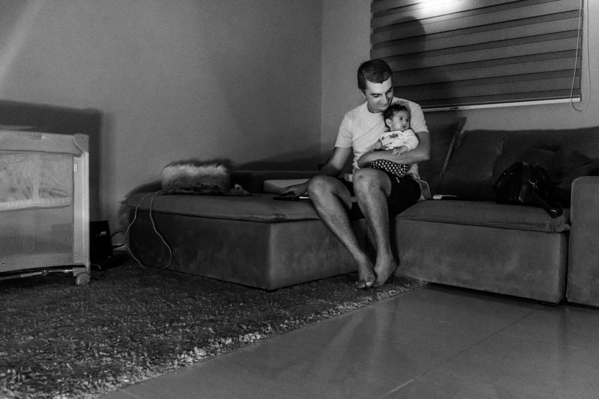 Fotografia Documental de Família. Pai, mãe e filha, menina bebê. Book da vida de uma família em 24 horas de registro, um dia na vida que guarda as memórias da família que vão levar para gerações. 