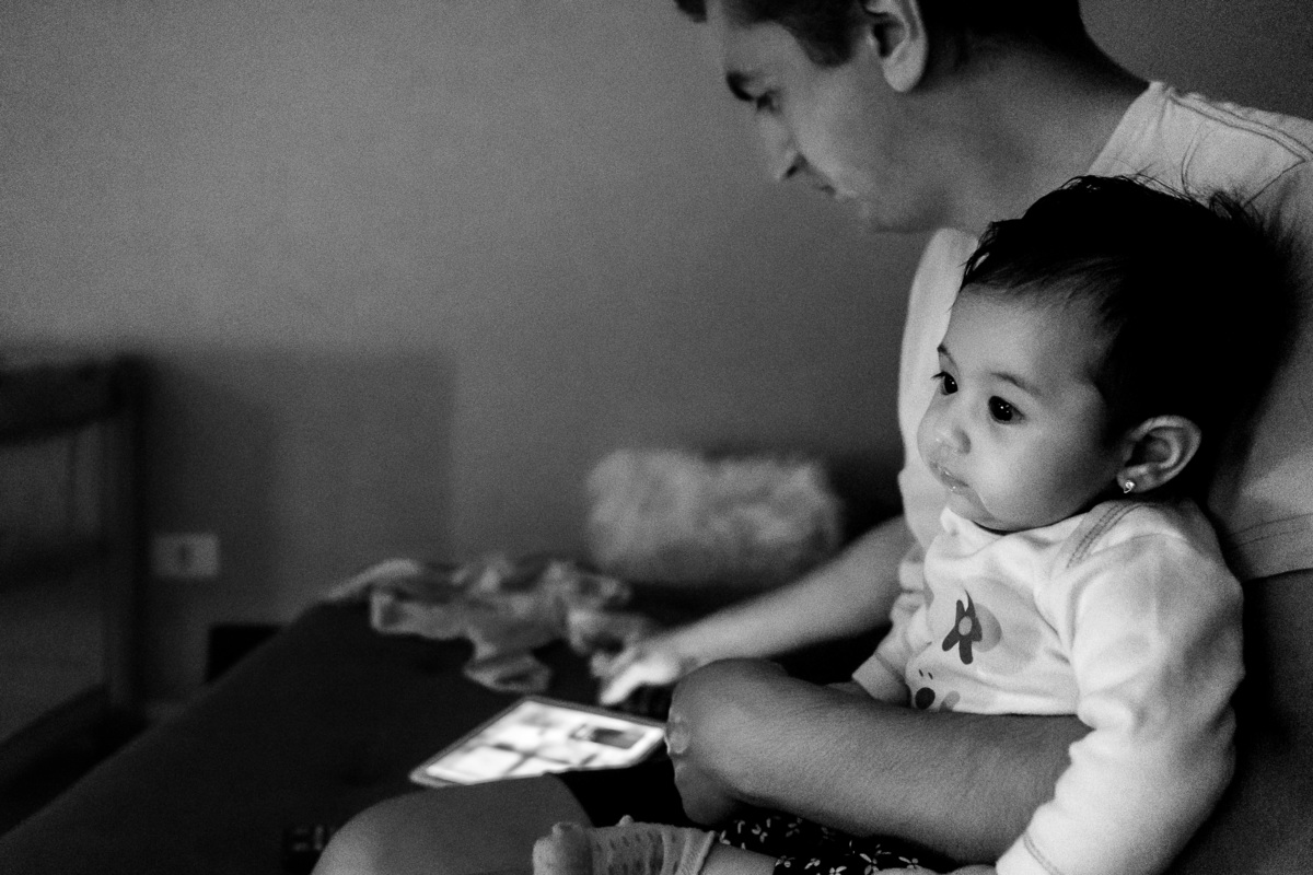 Fotografia Documental de Família. Pai, mãe e filha, menina bebê. Book da vida de uma família em 24 horas de registro, um dia na vida que guarda as memórias da família que vão levar para gerações. 