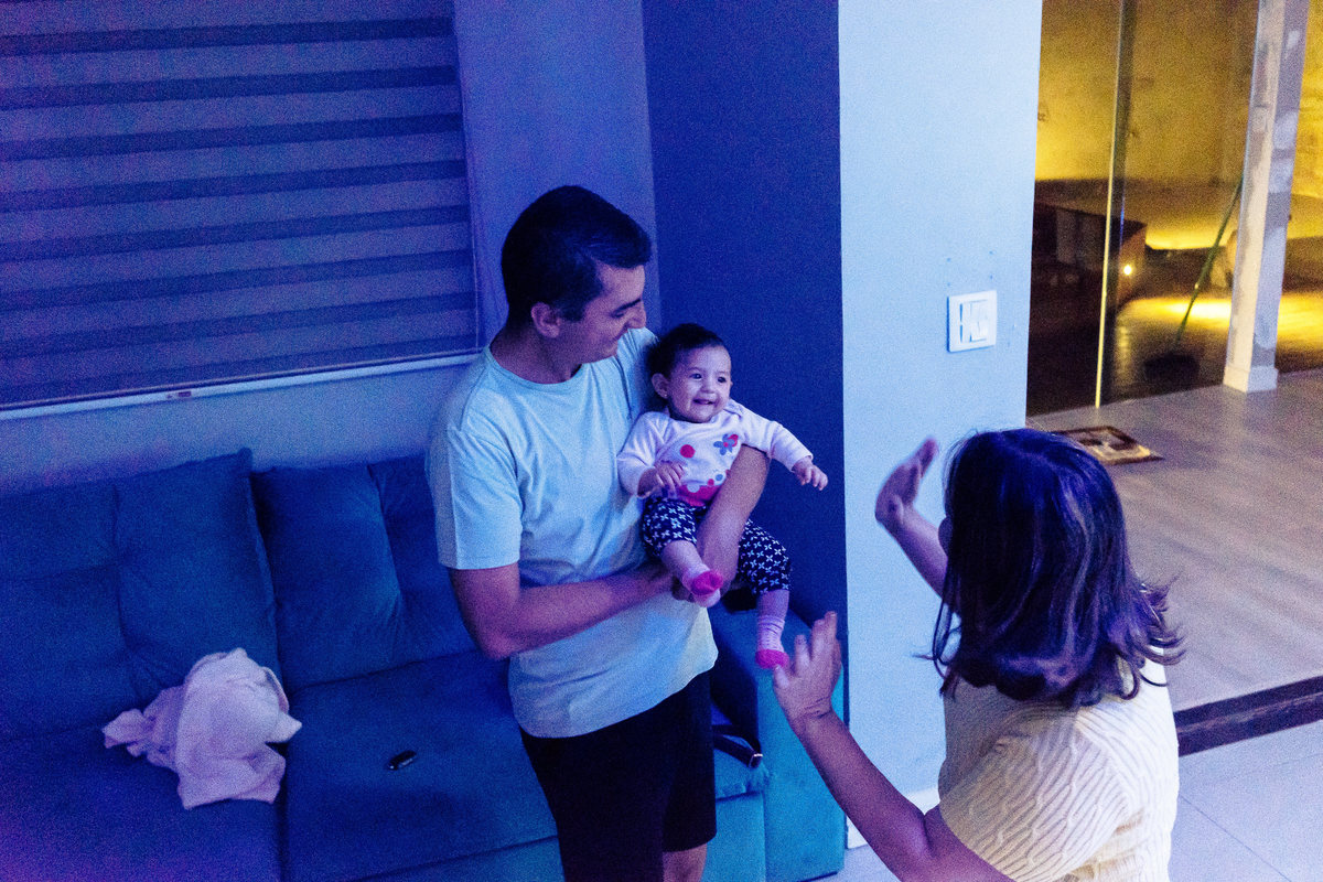 Fotografia Documental de Família. Pai, mãe e filha, menina bebê. Book da vida de uma família em 24 horas de registro, um dia na vida que guarda as memórias da família que vão levar para gerações. 