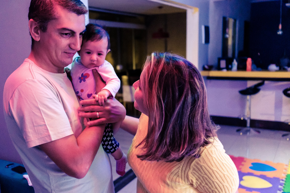 Fotografia Documental de Família. Pai, mãe e filha, menina bebê. Book da vida de uma família em 24 horas de registro, um dia na vida que guarda as memórias da família que vão levar para gerações. 