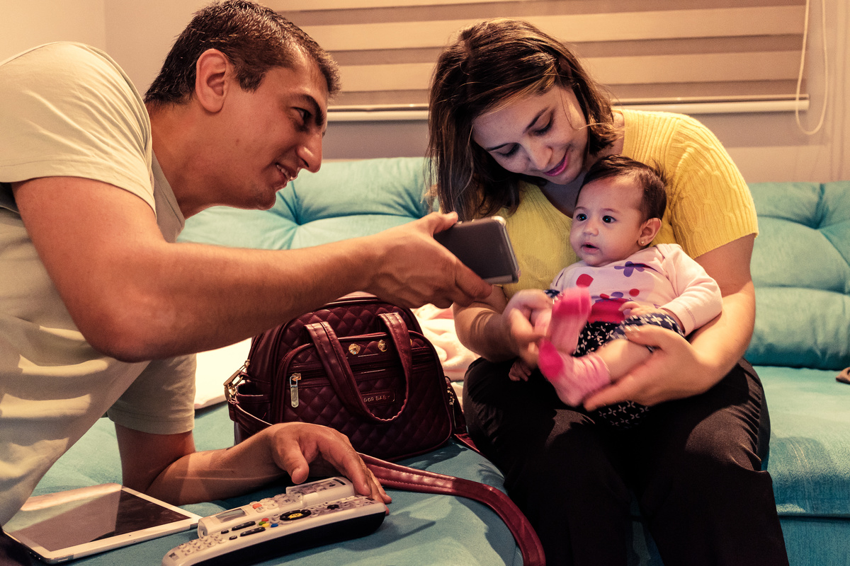 Fotografia Documental de Família. Pai, mãe e filha, menina bebê. Book da vida de uma família em 24 horas de registro, um dia na vida que guarda as memórias da família que vão levar para gerações. 