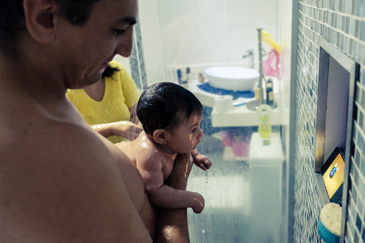 Fotografia Documental de Família. Pai, mãe e filha, menina bebê. Book da vida de uma família em 24 horas de registro, um dia na vida que guarda as memórias da família que vão levar para gerações. 