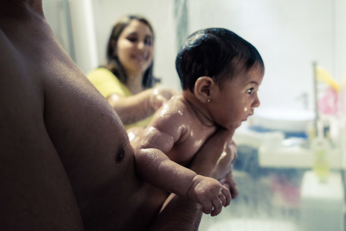 Fotografia Documental de Família. Pai, mãe e filha, menina bebê. Book da vida de uma família em 24 horas de registro, um dia na vida que guarda as memórias da família que vão levar para gerações. 