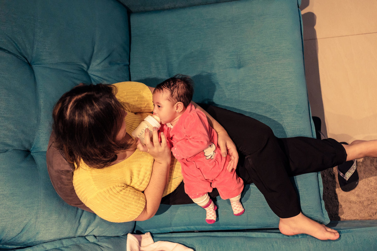 Fotografia Documental de Família. Pai, mãe e filha, menina bebê. Book da vida de uma família em 24 horas de registro, um dia na vida que guarda as memórias da família que vão levar para gerações. 