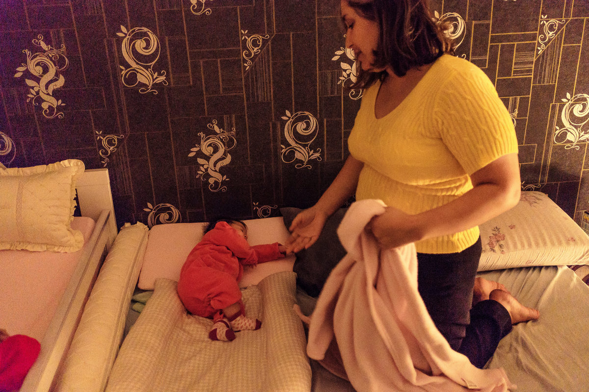 Fotografia Documental de Família. Pai, mãe e filha, menina bebê. Book da vida de uma família em 24 horas de registro, um dia na vida que guarda as memórias da família que vão levar para gerações. 