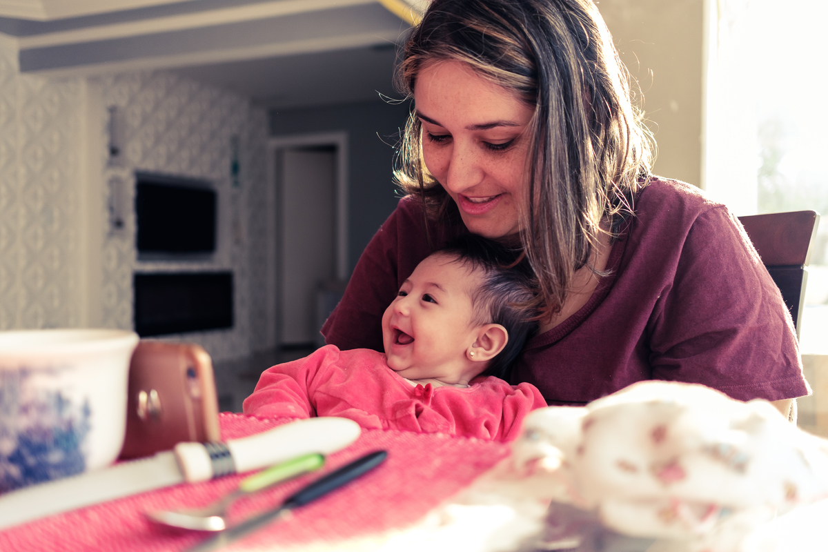 Fotografia Documental de Família. Pai, mãe e filha, menina bebê. Book da vida de uma família em 24 horas de registro, um dia na vida que guarda as memórias da família que vão levar para gerações. 