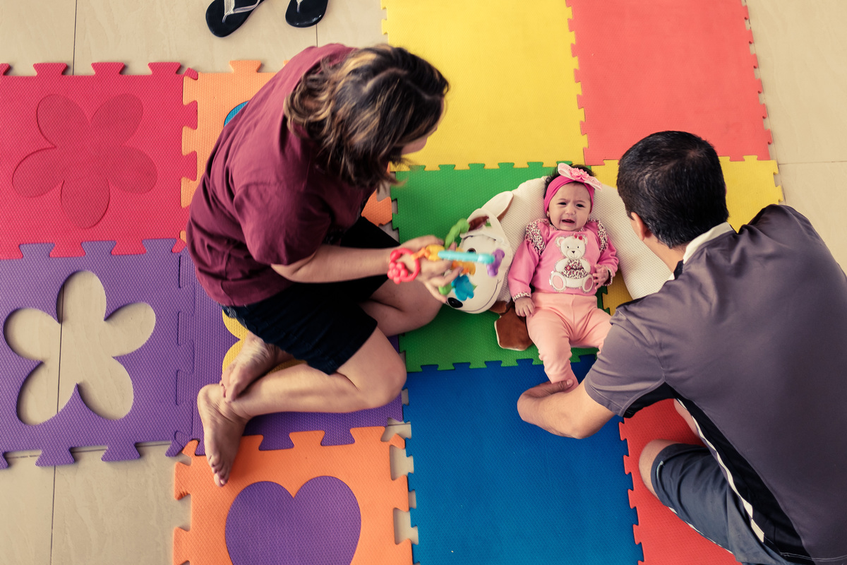 Fotografia Documental de Família. Pai, mãe e filha, menina bebê. Book da vida de uma família em 24 horas de registro, um dia na vida que guarda as memórias da família que vão levar para gerações. 