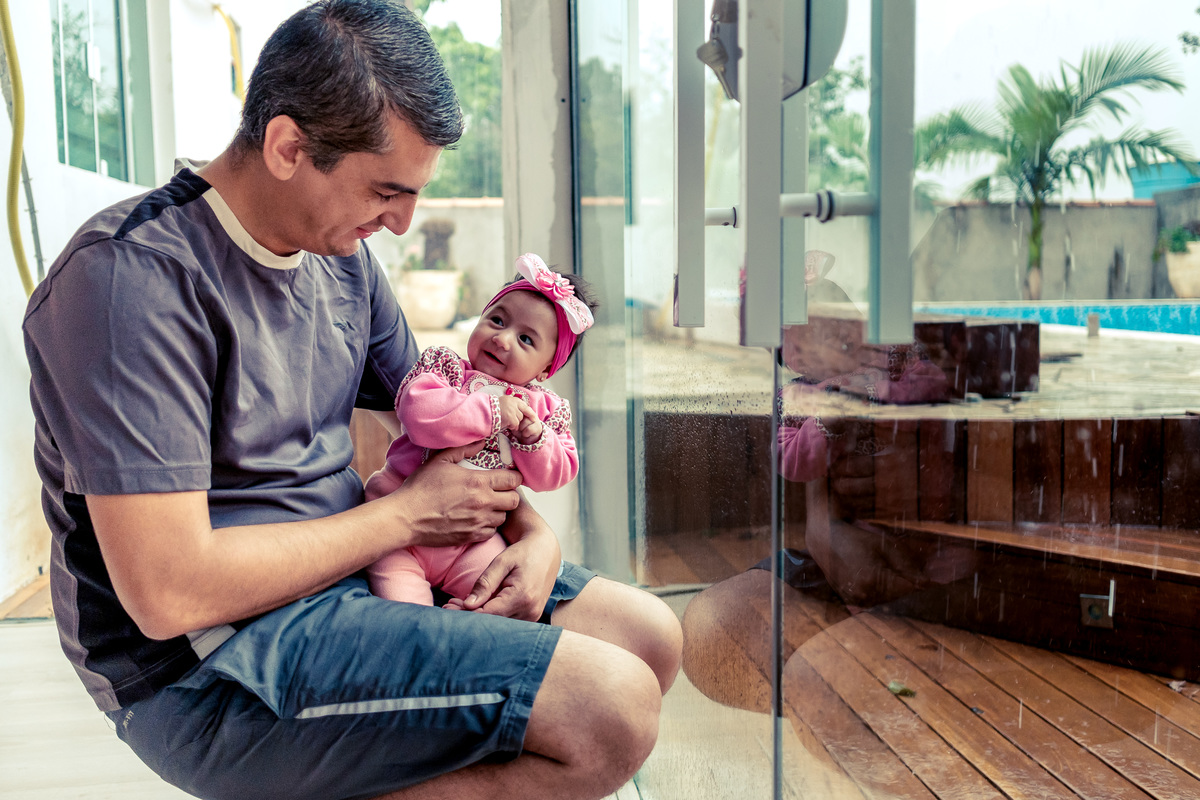 Fotografia Documental de Família. Pai, mãe e filha, menina bebê. Book da vida de uma família em 24 horas de registro, um dia na vida que guarda as memórias da família que vão levar para gerações. 