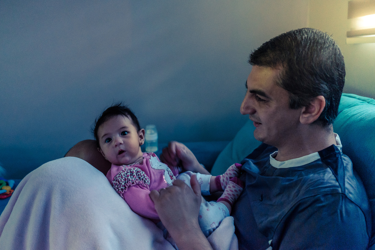 Fotografia Documental de Família. Pai, mãe e filha, menina bebê. Book da vida de uma família em 24 horas de registro, um dia na vida que guarda as memórias da família que vão levar para gerações. 