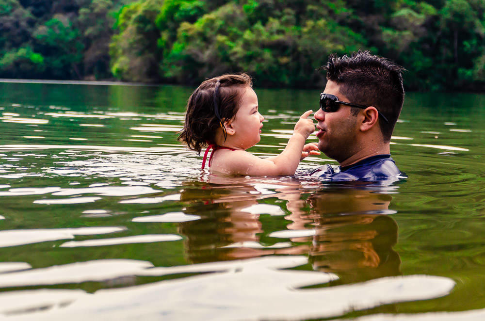 Fotografia documental de família, rotina e essência da família. 24 horas, um dia na vida. Pai, mãe, filhas, álbum, book da história da família.