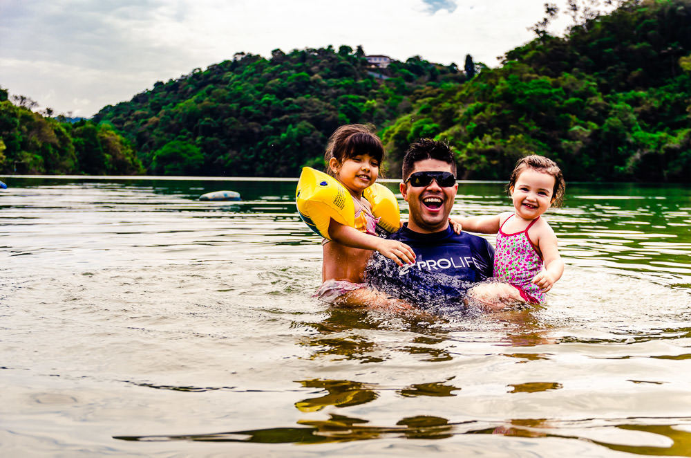 Fotografia documental de família, rotina e essência da família. 24 horas, um dia na vida. Pai, mãe, filhas, álbum, book da história da família.