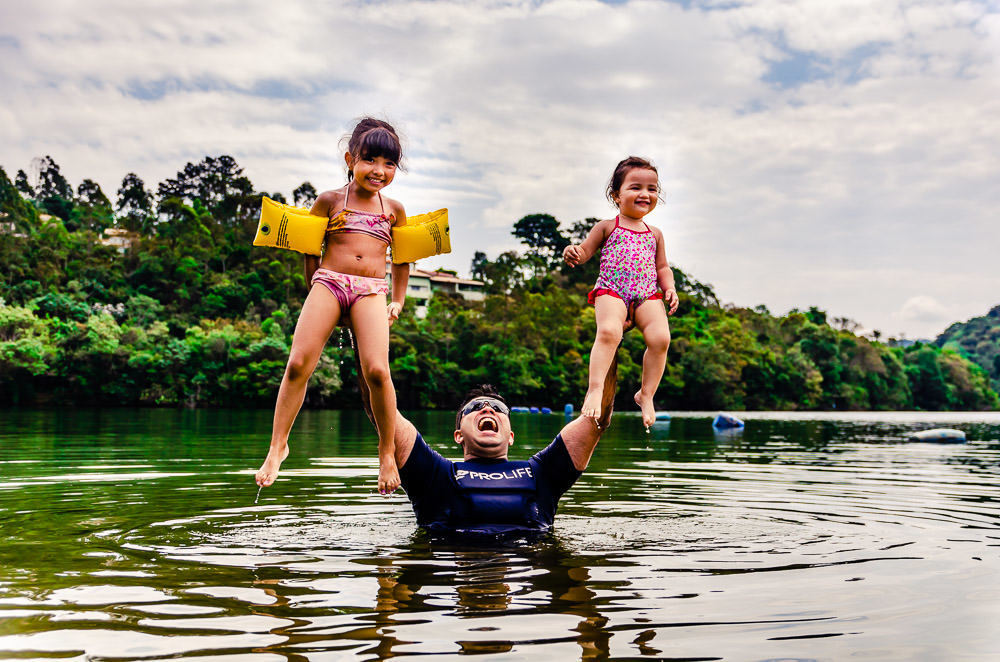Fotografia documental de família, rotina e essência da família. 24 horas, um dia na vida. Pai, mãe, filhas, álbum, book da história da família.