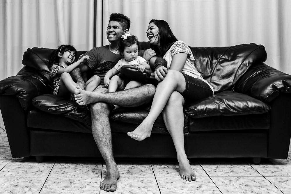 Fotografia documental de família, rotina e essência da família. 24 horas, um dia na vida. Pai, mãe, filhas, álbum, book da história da família.