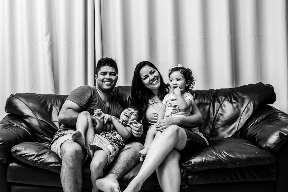 Fotografia documental de família, rotina e essência da família. 24 horas, um dia na vida. Pai, mãe, filhas, álbum, book da história da família.