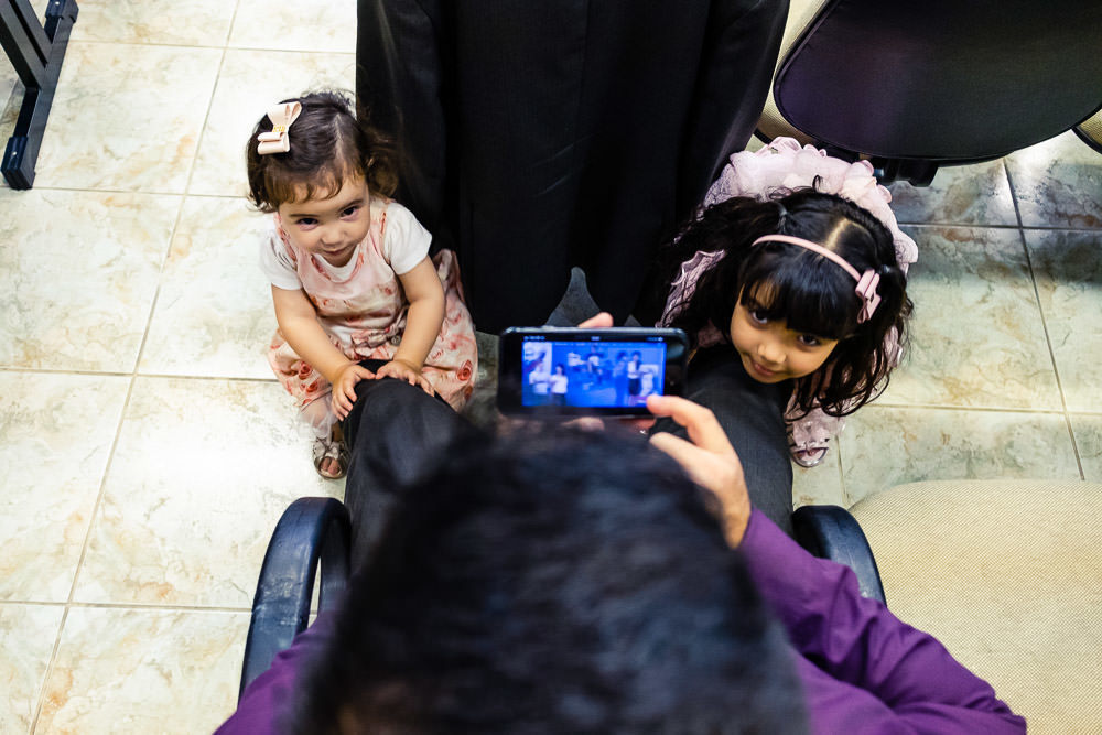 Fotografia documental de família, rotina e essência da família. 24 horas, um dia na vida. Pai, mãe, filhas, álbum, book da história da família.