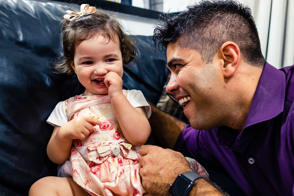Fotografia documental de família, rotina e essência da família. 24 horas, um dia na vida. Pai, mãe, filhas, álbum, book da história da família.