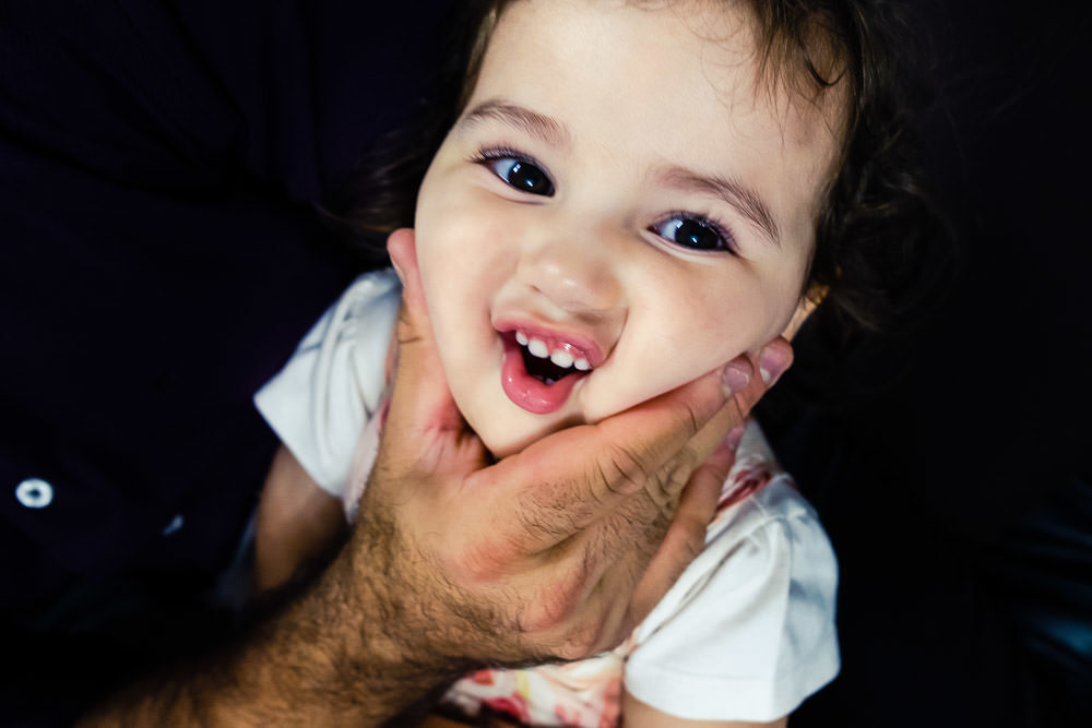 Fotografia documental de família, rotina e essência da família. 24 horas, um dia na vida. Pai, mãe, filhas, álbum, book da história da família.