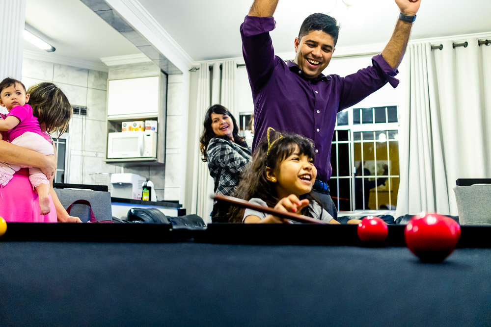 Fotografia documental de família, rotina e essência da família. 24 horas, um dia na vida. Pai, mãe, filhas, álbum, book da história da família.