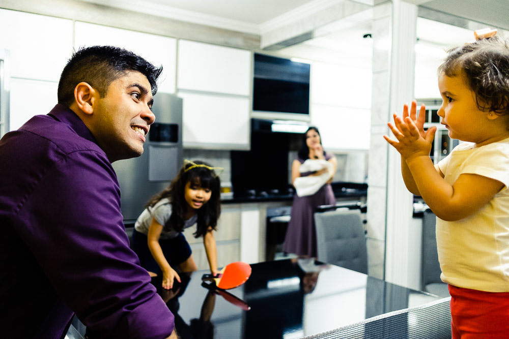Fotografia documental de família, rotina e essência da família. 24 horas, um dia na vida. Pai, mãe, filhas, álbum, book da história da família.