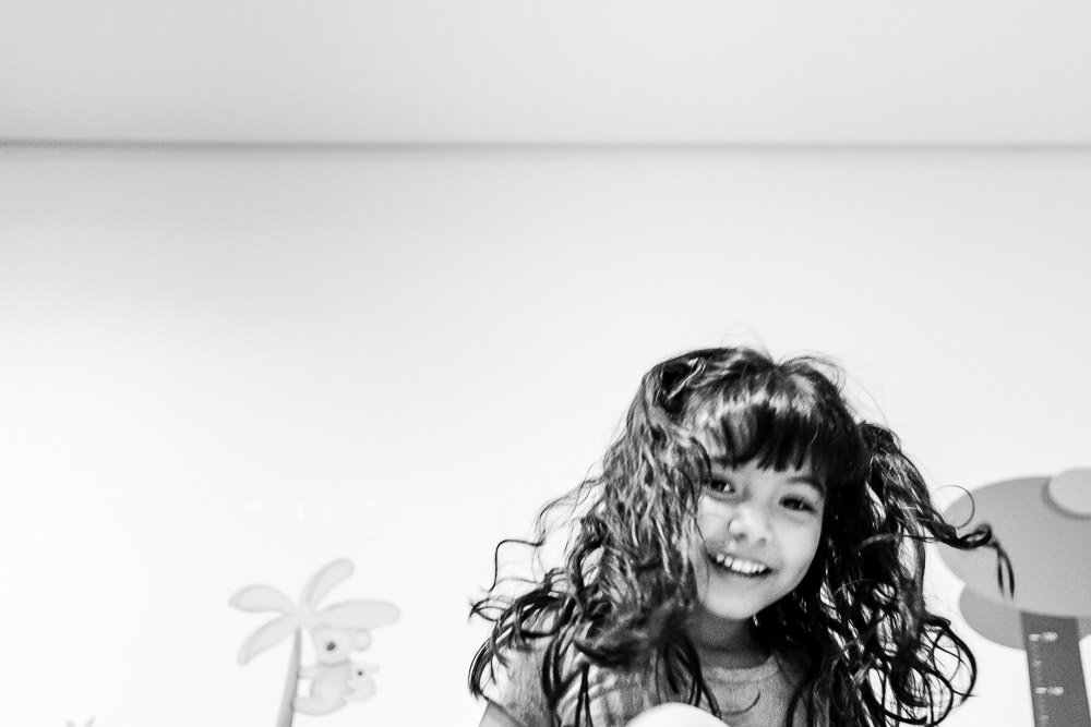 Fotografia documental de família, rotina e essência da família. 24 horas, um dia na vida. Pai, mãe, filhas, álbum, book da história da família.