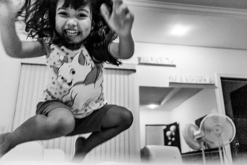 Fotografia documental de família, rotina e essência da família. 24 horas, um dia na vida. Pai, mãe, filhas, álbum, book da história da família.