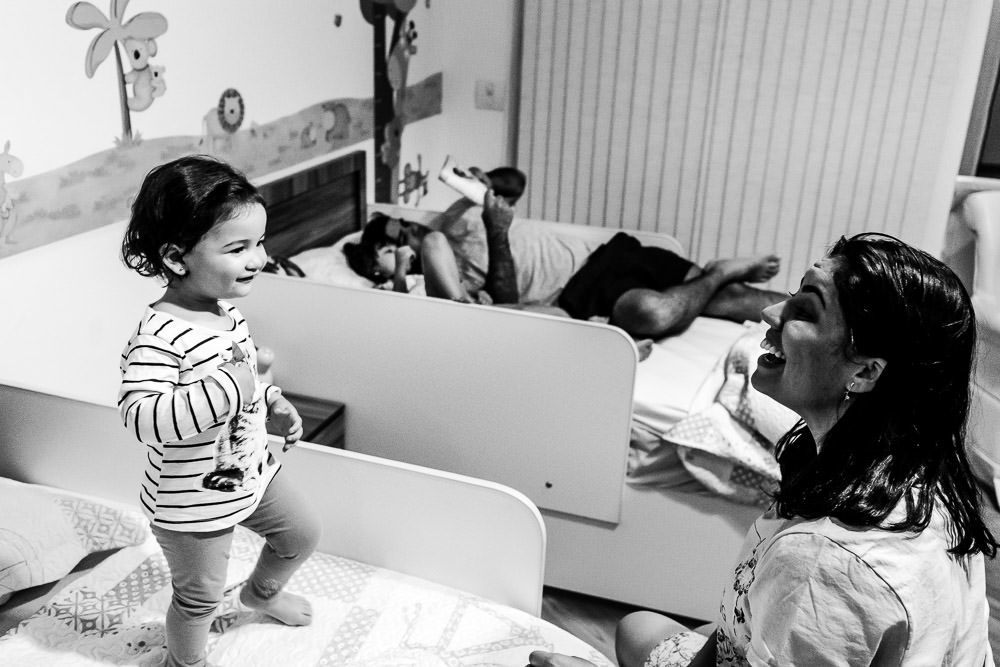 Fotografia documental de família, rotina e essência da família. 24 horas, um dia na vida. Pai, mãe, filhas, álbum, book da história da família.