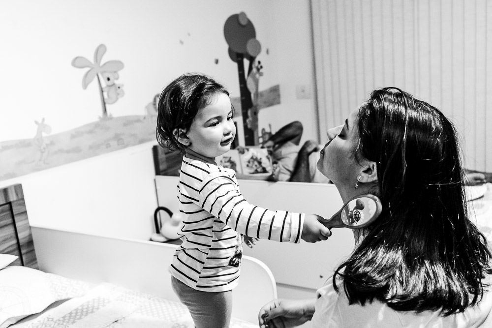 Fotografia documental de família, rotina e essência da família. 24 horas, um dia na vida. Pai, mãe, filhas, álbum, book da história da família.