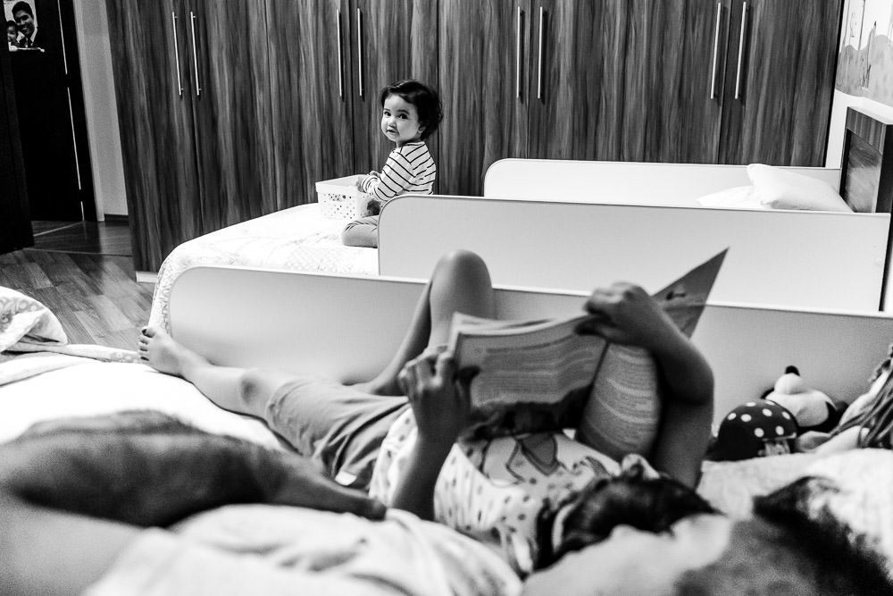 Fotografia documental de família, rotina e essência da família. 24 horas, um dia na vida. Pai, mãe, filhas, álbum, book da história da família.