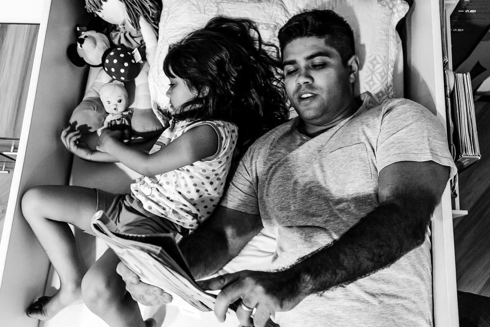 Fotografia documental de família, rotina e essência da família. 24 horas, um dia na vida. Pai, mãe, filhas, álbum, book da história da família.