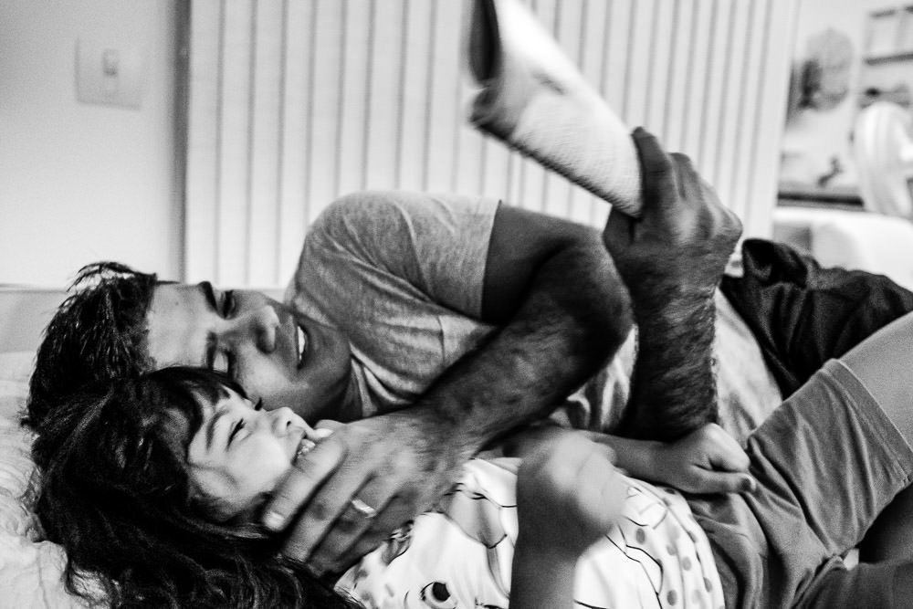 Fotografia documental de família, rotina e essência da família. 24 horas, um dia na vida. Pai, mãe, filhas, álbum, book da história da família.