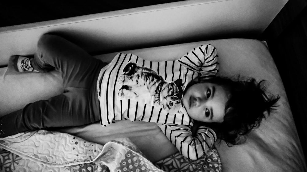 Fotografia documental de família, rotina e essência da família. 24 horas, um dia na vida. Pai, mãe, filhas, álbum, book da história da família.