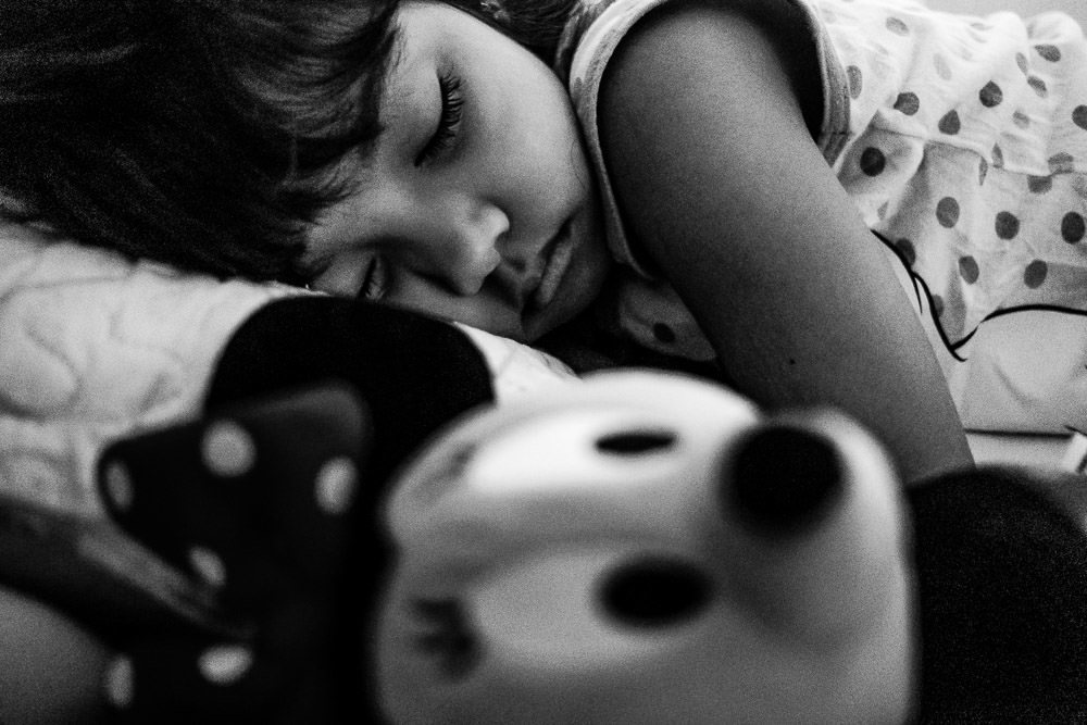 Fotografia documental de família, rotina e essência da família. 24 horas, um dia na vida. Pai, mãe, filhas, álbum, book da história da família.