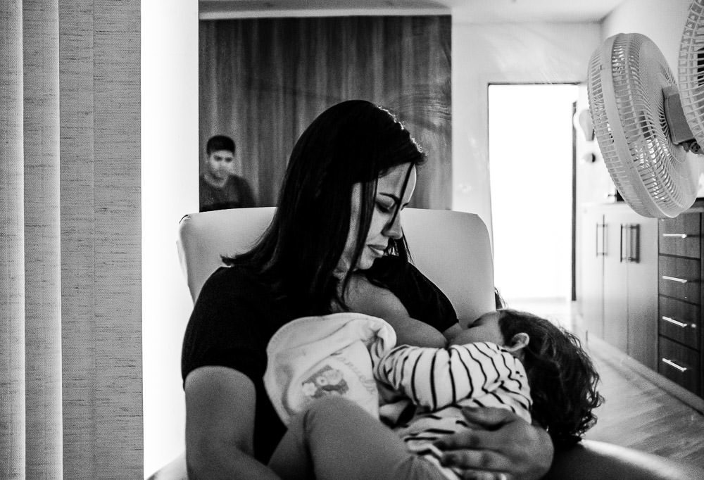 Fotografia documental de família, rotina e essência da família. 24 horas, um dia na vida. Pai, mãe, filhas, álbum, book da história da família.