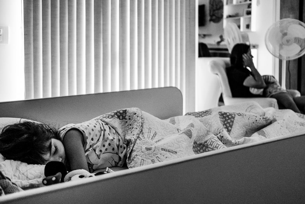 Fotografia documental de família, rotina e essência da família. 24 horas, um dia na vida. Pai, mãe, filhas, álbum, book da história da família.